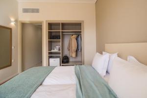 Kama o mga kama sa kuwarto sa V Hotel Delphi