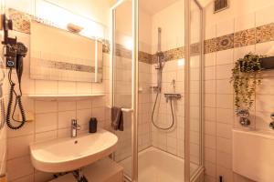 ein Badezimmer mit Dusche und Waschbecken und Dusche in der Unterkunft Stube Elli mit Oberstaufen Plus Karte in Oberstaufen + 10 Fotos