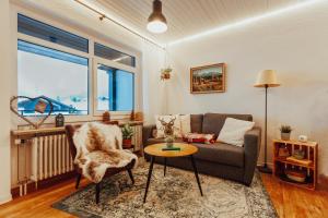 ein Wohnzimmer mit Sofa und Tisch in der Unterkunft Stube Elli mit Oberstaufen Plus Karte in Oberstaufen