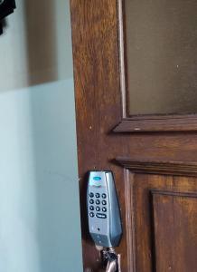 a remote control is attached to a wooden door at Villa Real in Oruro