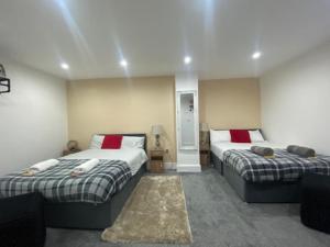 um quarto com 2 camas e um sofá em 07 St Andrews em Lytham St Annes