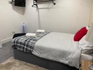 um quarto com uma cama com almofadas vermelhas em 07 St Andrews em Lytham St Annes