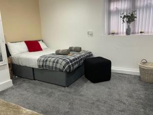 um quarto com uma cama e uma mala em 07 St Andrews em Lytham St Annes