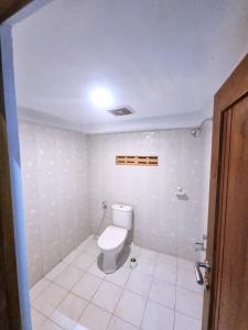 Kylpyhuone majoituspaikassa Joglo Wismono Prambanan