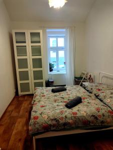 een slaapkamer met 2 bedden en een raam bij Nice room with double bed in zizkov - only room, not the whole apartment in Praag