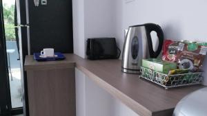 um balcão com uma máquina de café em cima em Park View Hostel & Suites em Manta