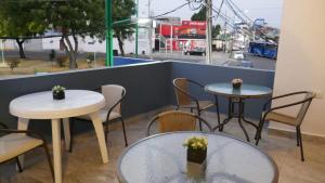 2 mesas y sillas con vistas a la ciudad en Park View Hostel & Suites, en Manta