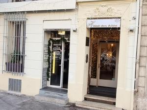 una tienda frente a un edificio con las puertas abiertas en Hôtel des allées, en Marsella