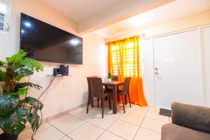 un pequeño comedor con mesa y sillas en Jobos Beach Apartment A-3 en Isabela