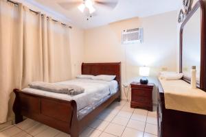 Ліжко або ліжка в номері Jobos Beach Apartment A-3