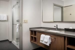 Koupelna v ubytování Courtyard by Marriott San Diego Carlsbad