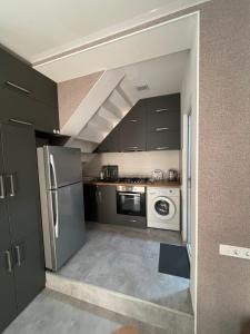 Eldhús eða eldhúskrókur á Apartments Lezzet
