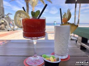 2 cócteles en una mesa con vistas a la playa en VH Costa Blanca - Apartamento Abantos, en Calpe