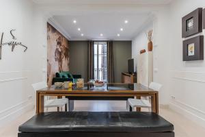 バルセロナにあるEnjoybcn Tapies Apartmentのダイニングルーム(木製テーブル、椅子付)
