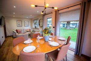uma sala de jantar com mesa e cadeiras em RWST Holiday Lodges em Llanrwst