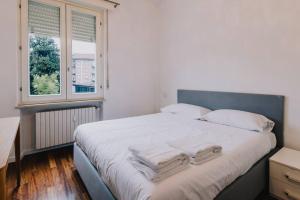 1 dormitorio con 1 cama grande y toallas. en Palazzo San Zeno en Verona