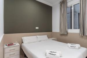 バルセロナにあるEnjoybcn Tapies Apartmentのベッドルーム1室(ベッド2台、窓付)