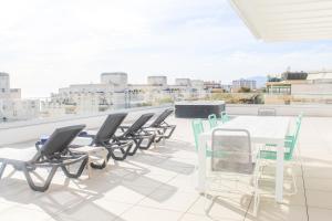 Aqua Apartments Bellamar, Marbella的阳台或露台