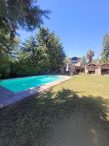 a house with a swimming pool in a yard at Rincón Verde Chacras de Coria in Ciudad Lujan de Cuyo