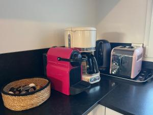 eine Küchentheke mit einem Toaster und einem Korb mit Kaffee in der Unterkunft Maison au calme/ Plage 10 min à pied WIFI /5 pers in Carnac