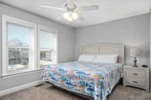 - une chambre avec un lit et un ventilateur de plafond dans l'établissement NH182 Phelps, à Nags Head