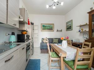 cocina y comedor con mesa y sillas en MFS San Marino Host, en Turín