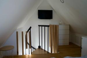 Zimmer mit einer Treppe und einem TV an der Wand in der Unterkunft Haus Allgäu Wohnung Wertachauen in Türkheim