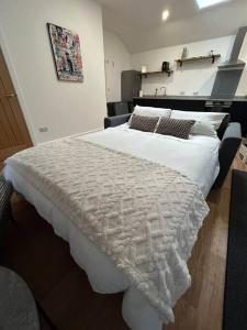 Cama o camas de una habitación en New Build Cosy Bungalow near Bath and Bristol