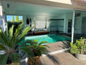 uma piscina com plantas numa casa em Luxueuse Villa avec Piscine pour 8 personnes TAHA'A - Le Beausset à 10 mn des Plages em Le Beausset