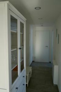 ein leeres Zimmer mit einem weißen Schrank und einer Tür in der Unterkunft Haus Allgäu Wohnung Wertachauen in Türkheim