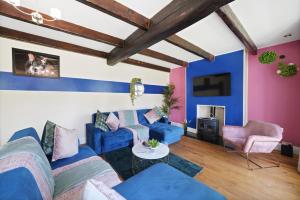 ein Wohnzimmer mit blauen und rosa Wänden in der Unterkunft Hot-Tub Heaven in Bristol - Games Room in Bristol