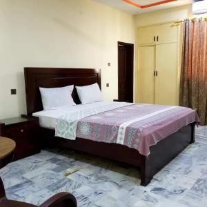 - une chambre avec un grand lit dans l'établissement Hotel Sky Inn Clifton, à Karachi