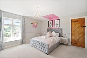 a bedroom with a bed and a pink ceiling at Hot-Tub Heaven in Bristol - Games Room in Bristol