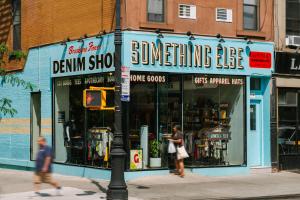una tienda en una calle con gente caminando delante de ella en Sonder The Industrialist, en Brooklyn