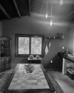 格雷夫森德的住宿－Casa Concha na Vila da Montanha，客厅配有桌子和窗户