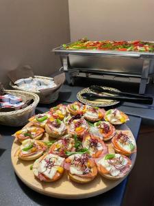 talerz jedzenia na stole z pizzą w obiekcie Good Spot Zieleniec Twin Eco 01 w mieście Duszniki Zdrój