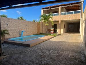 uma piscina no pátio de um edifício em Casa de Praia Muriu Beach em Ceará-Mirim