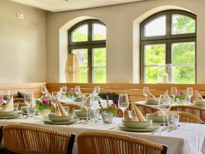 un comedor con mesas, sillas y ventanas en Feriendorf Klein Stresow Rügen en Putbus