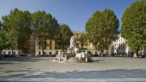 uma estátua sentada no meio de uma rua em Klioos Apartment Testaccio em Roma