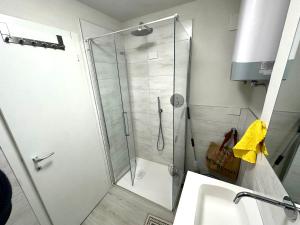 prysznic ze szklanymi drzwiami w łazience w obiekcie Monolocale Cristallo 20 - Serafini w Madonna di Campiglio