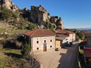 un grupo de edificios al lado de una montaña en LA CAPRICHOSA DE ALCOR, 