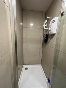 La petite salle de bains est pourvue d'une douche et de toilettes. dans l'établissement Joshmore, à Attercliffe