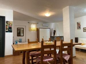 - une salle à manger avec une table et des chaises en bois dans l'établissement AffittaSardegna-Casa Torpè, à Torpè