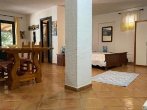 - un salon avec une table et un lit dans une chambre dans l'établissement AffittaSardegna-Casa Torpè, à Torpè
