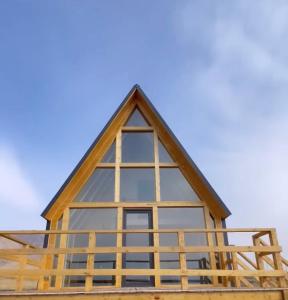 una casa marco con techo de gambrel en A Frame Denver en Ashtarak