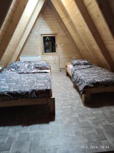 - 2 lits dans une chambre mansardée dans l'établissement Vila Homoljska Idila1 Banja Zdrelo, à Petrovac na Mlavi