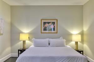1 dormitorio con 1 cama blanca grande y 2 lámparas en Beautiful Historic Downtown Pensacola Charmer en Pensacola