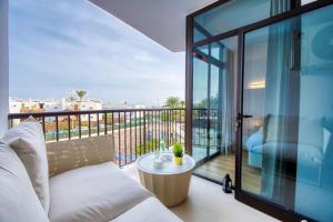 balcón con sofá y vistas al océano en Suite Guinea 506 by Homestaygrancanaria en San Bartolomé