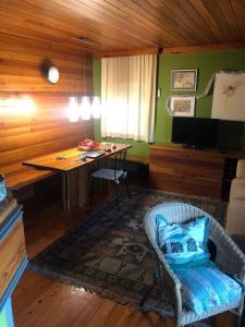 um quarto com uma mesa e uma cadeira num quarto em Casa in centro storico stile chalet di montagna em Ovindoli