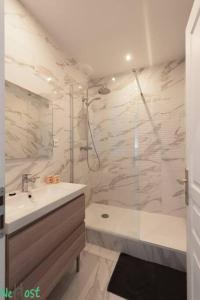 uma casa de banho com um chuveiro, um lavatório e uma banheira em Magnifique duplex Design 4p - Centre historique em Dijon